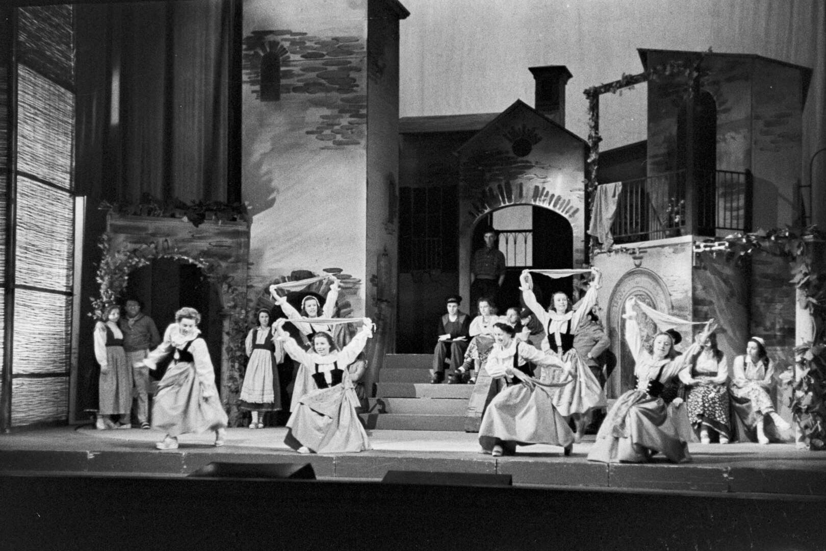 A thousand historic theater images new on Wikimedia Commons